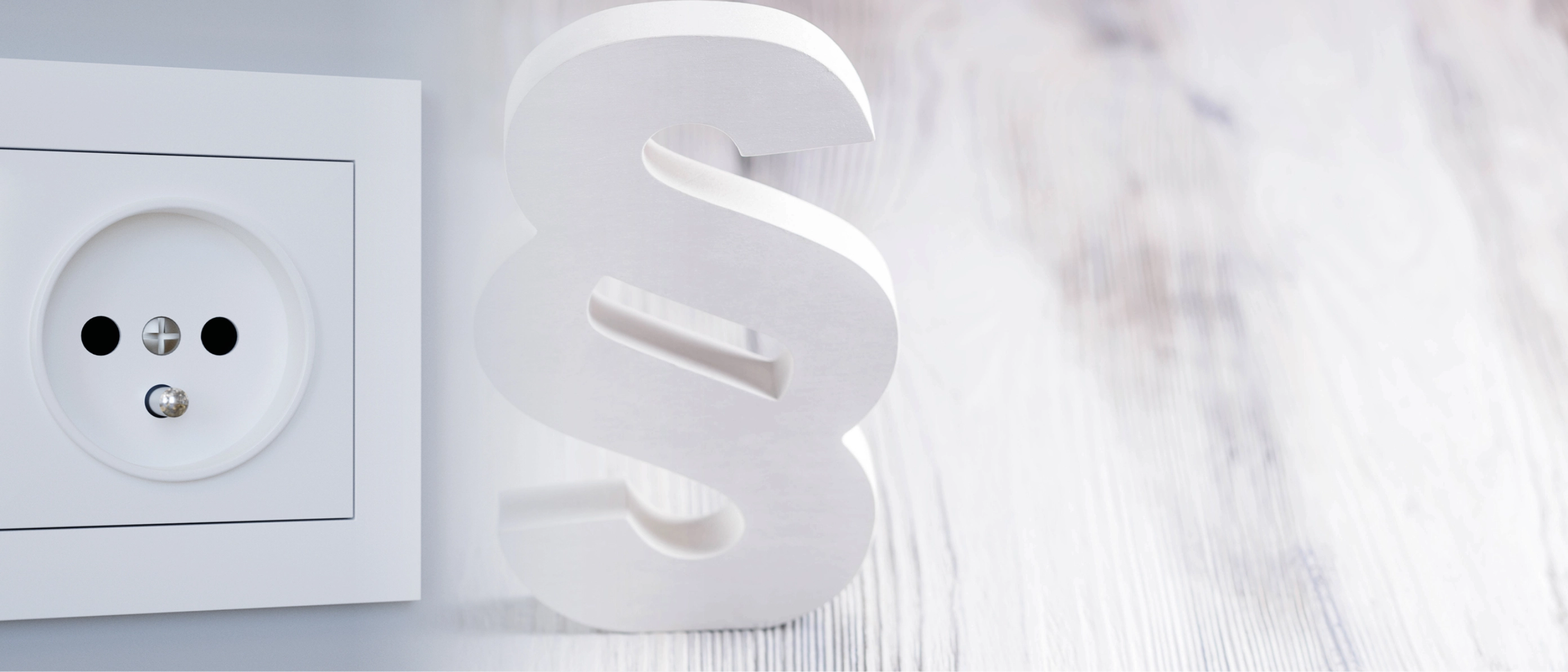 Steckdose und Paragraphenzeichen