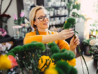 Frau bindet Blumenstraße im Blumenladen