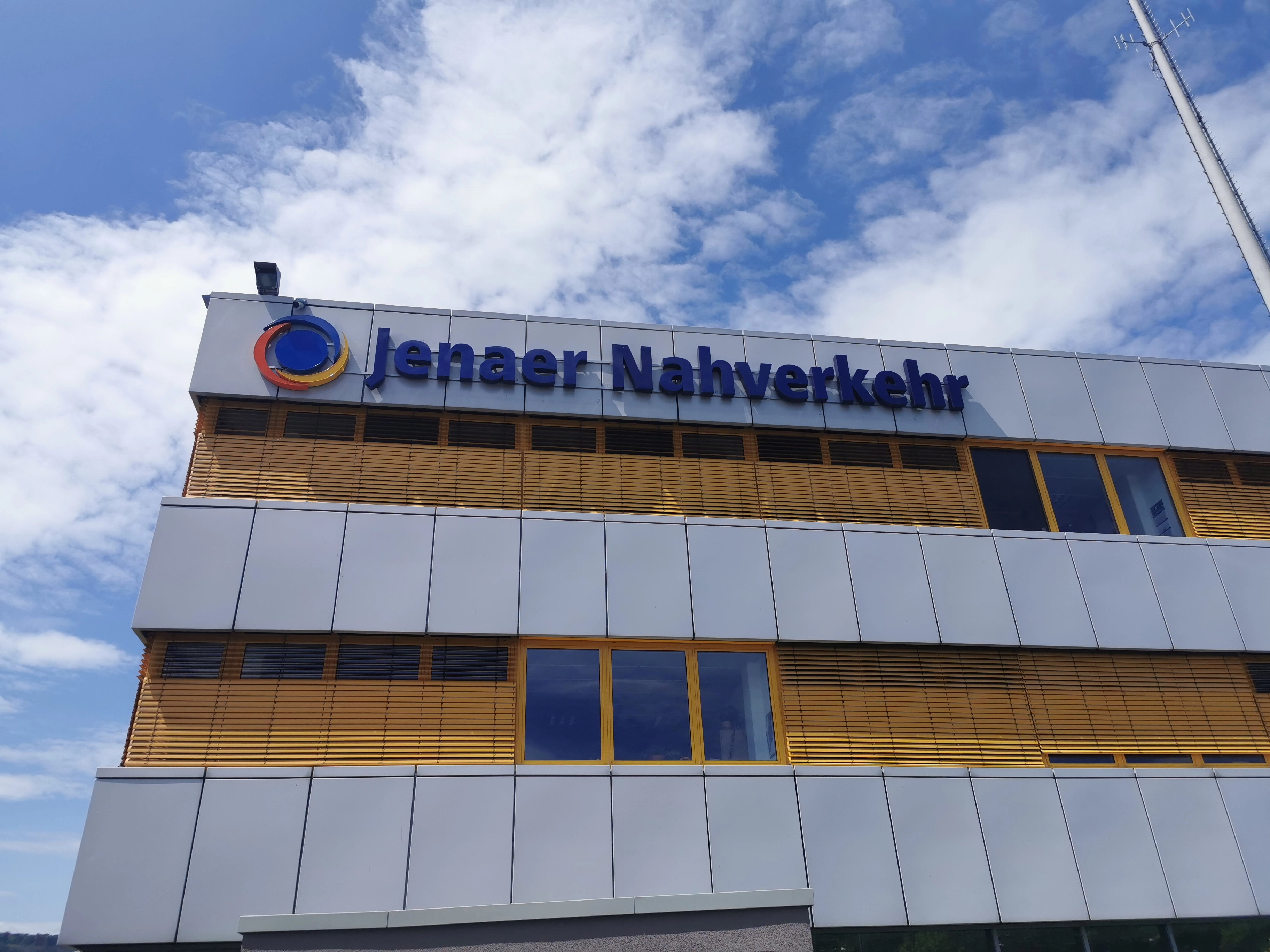 Das Dienstgebäude des Jenaer Nahverkehrs mit dem Firmenschriftzug.