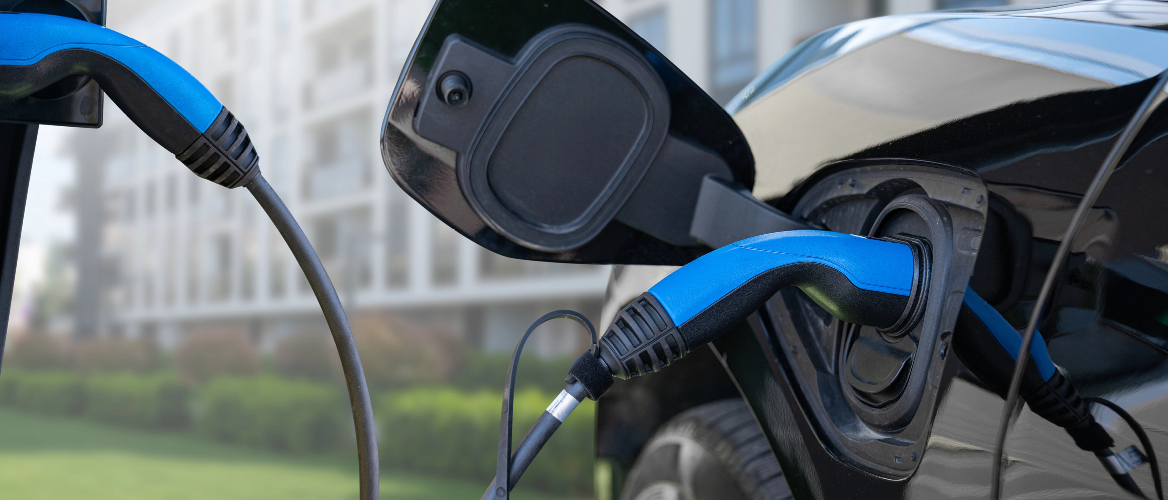Ladekabel und Ladestecker im Ladeport eines E-Autos
