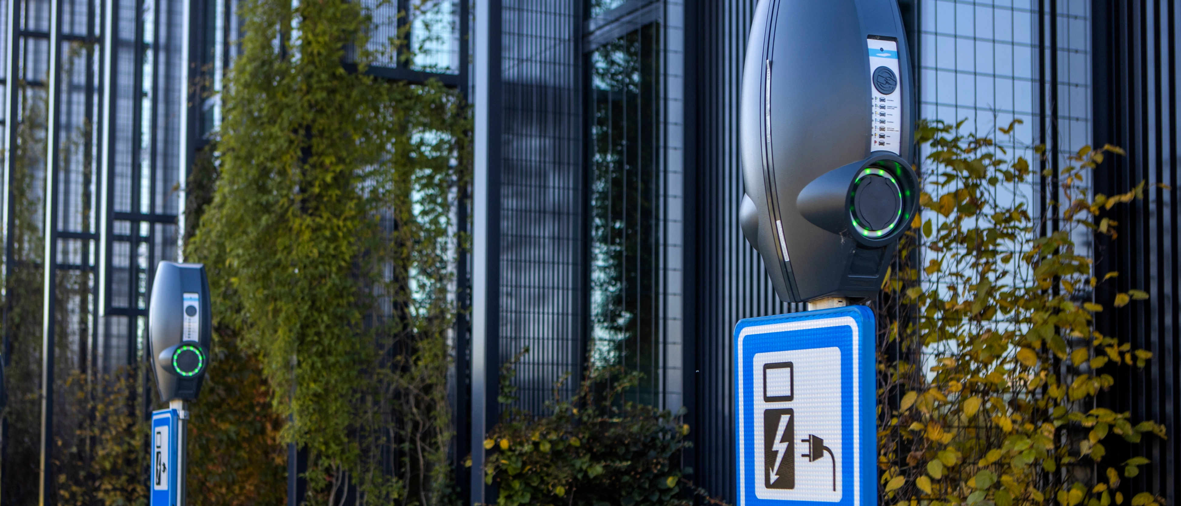Wallbox vor Firmengebäude