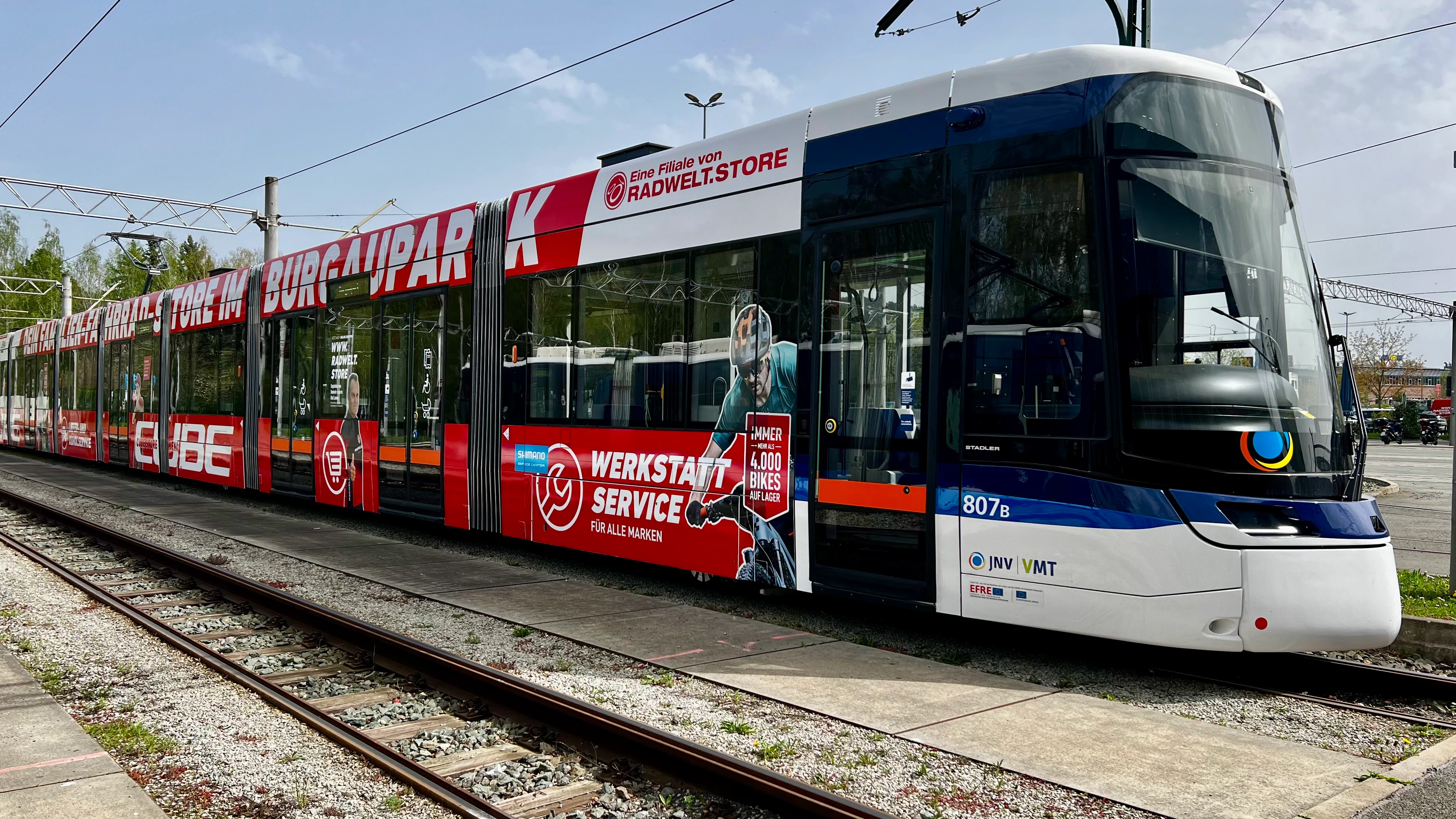 Eine Lichtbahn mit Außenwerbung auf dem Betriebshof.