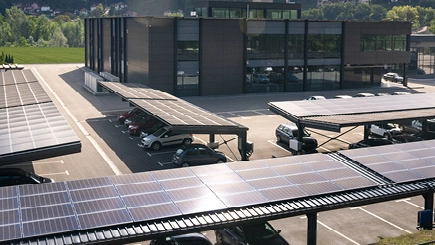 Unternehmensgelände mit PV-Carports