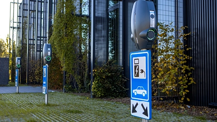 Ladesäulen vor einem Geschäftsgebäude