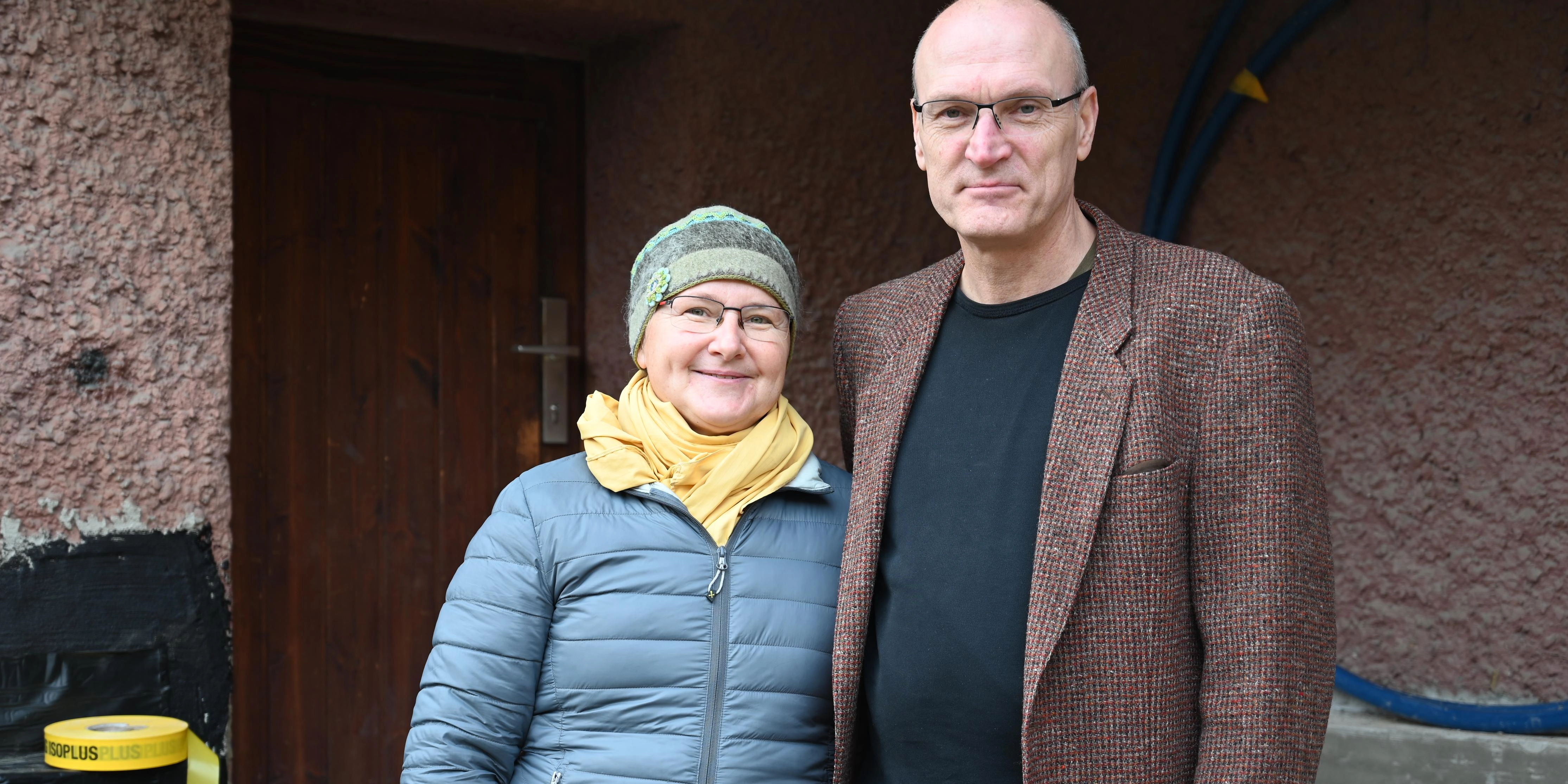 Nicole Kotkamp-Mothes und Dietmar Mothes vor ihrem modernisierten Mehrfamilienhaus in der Hermann-Löns-Straße: Bald wird hier Fernwärme anstelle von Gas heizen. 