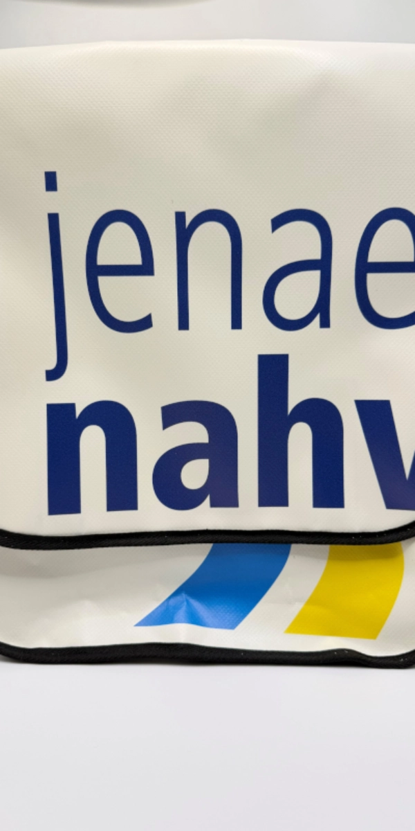 Eine Umhängetasche aus einem JNV-Werbebanner.
