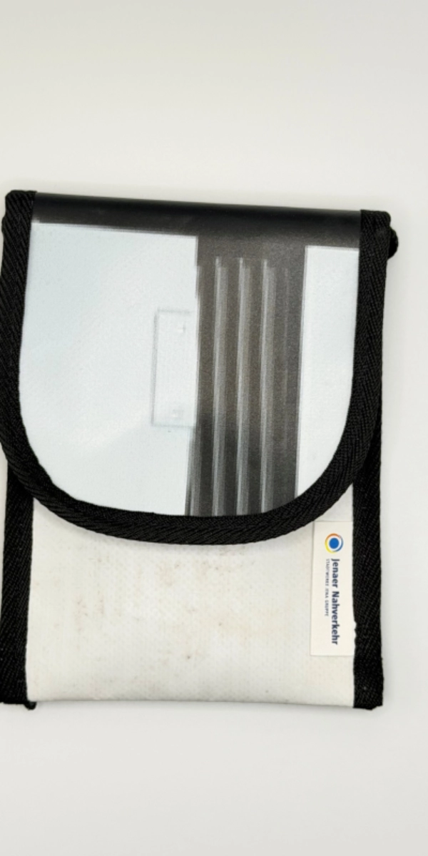 Eine Handytasche aus einem JNV-Werbebanner.