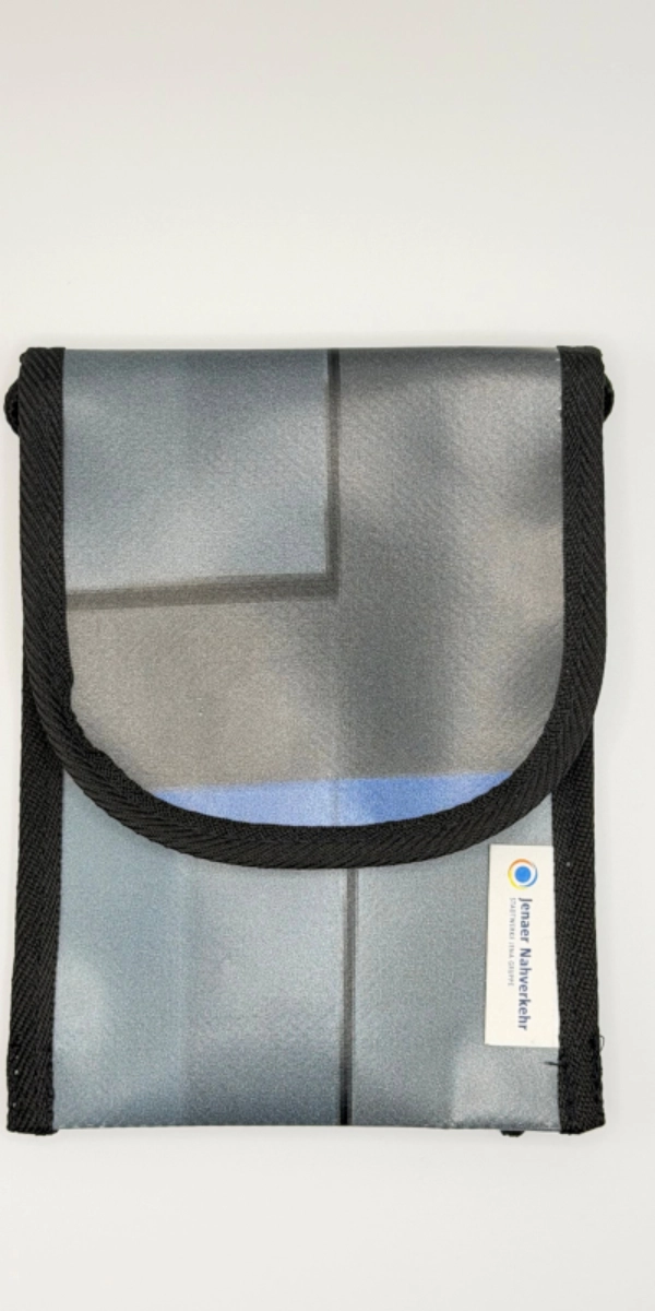 Eine Handytasche aus einem JNV-Werbebanner.