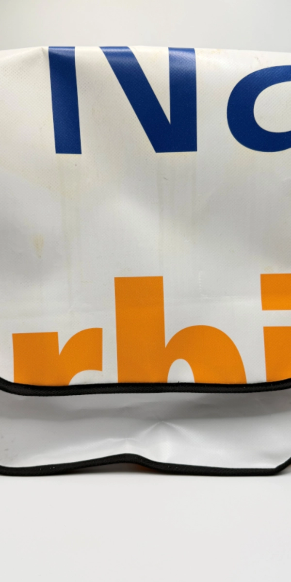 Eine Umhängetasche aus einem JNV-Werbebanner.