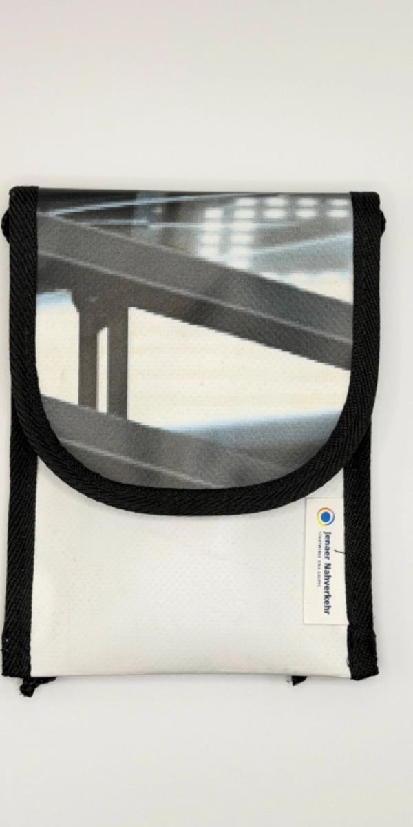 Eine Handytasche aus einem JNV-Werbebanner.