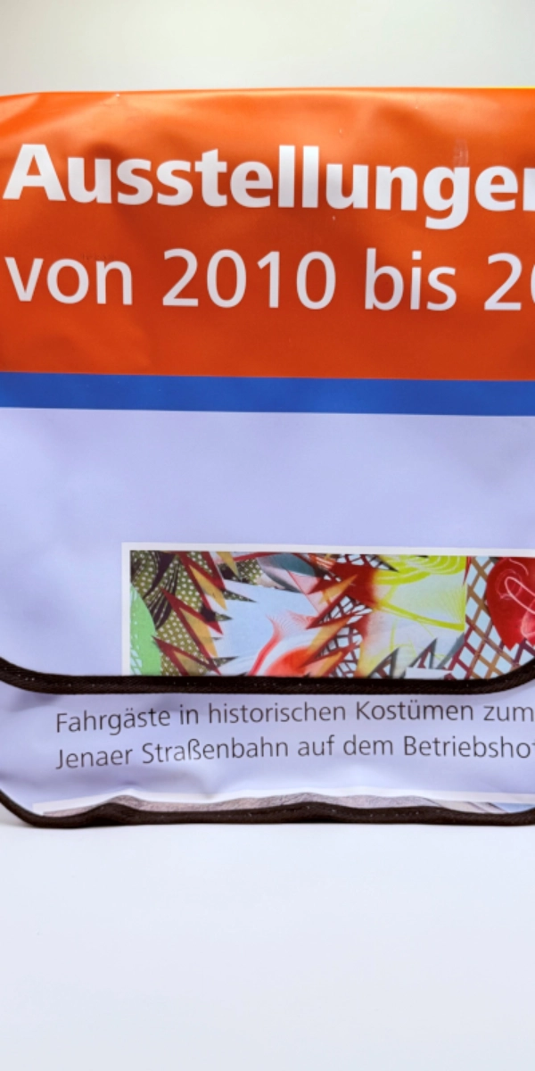 Eine Umhängetasche aus einem JNV-Werbebanner.