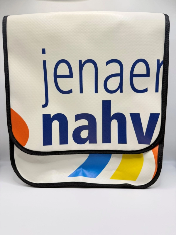 Eine Umhängetasche aus einem JNV-Werbebanner.