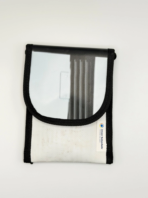 Eine Handytasche aus einem JNV-Werbebanner.