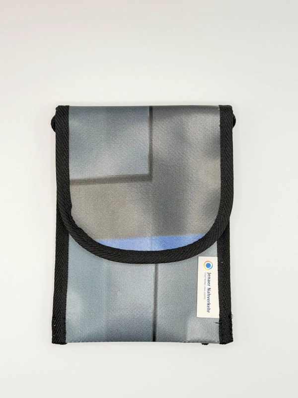 Eine Handytasche aus einem JNV-Werbebanner.