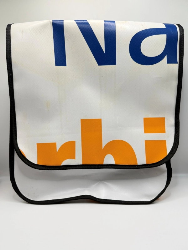 Eine Umhängetasche aus einem JNV-Werbebanner.