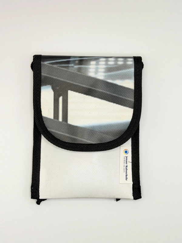 Eine Handytasche aus einem JNV-Werbebanner.