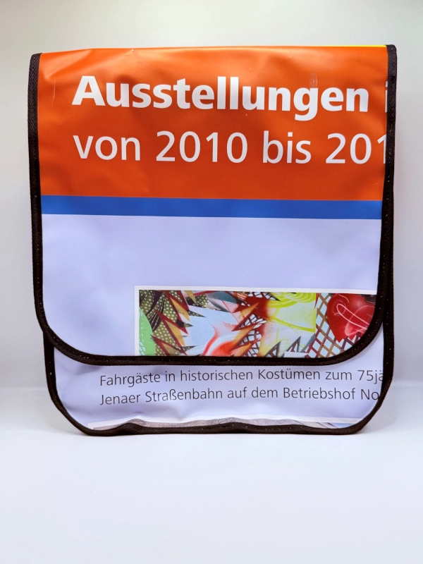 Eine Umhängetasche aus einem JNV-Werbebanner.