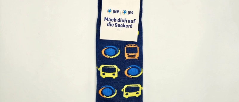 Blaue Socken mit Logo und Piktogrammen in Gelb, Orange und Blau.