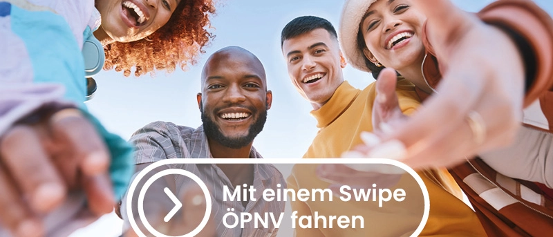 Vier junge Leute schauen in die Kamera und halten jeweils eine Hand in die Richtung der Kamera.