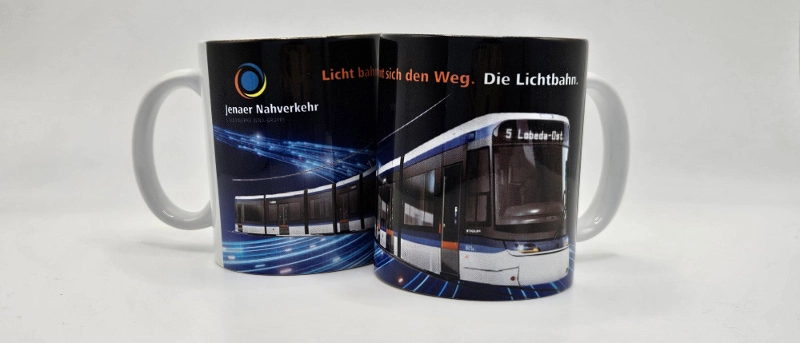 Zwei Tassen mit einem Lichtbahn-Aufdruck. 