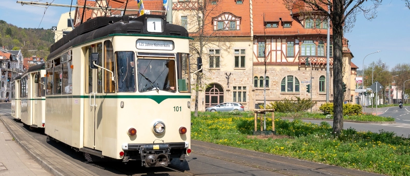 Historischer Triebwagen 101 mit zwei Beiwagen vor dem Nollendorfer Hof.