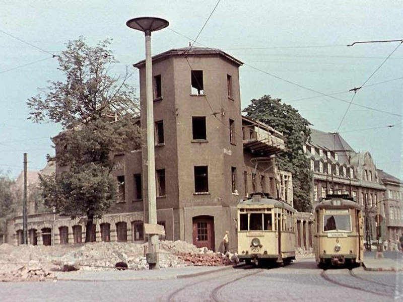 Triebwagen 6 und 25 auf dem Holzmarkt Ende der 1950er.