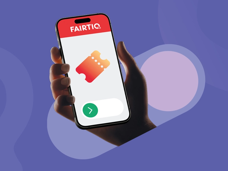 Eine Hand hält ein Handy in der Hand. Geöffnet ist die Fairtiq-App.