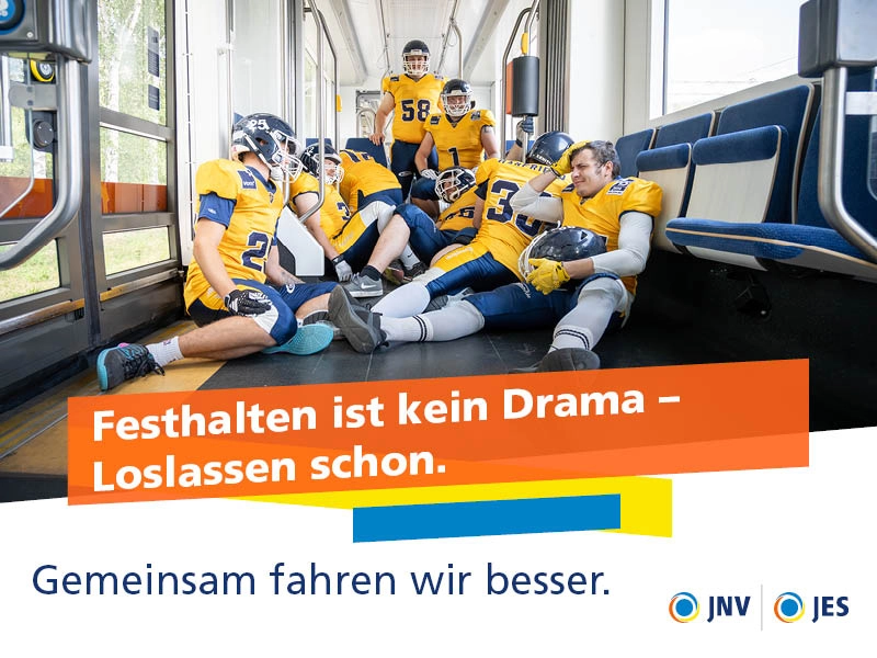 Spieler der Jenaer Hanfrieds liegen nach einem Sturz in der Straßenbahn auf dem Boden.
