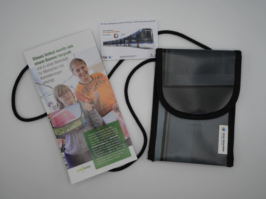 Handytasche aus JNV-Werbebanner