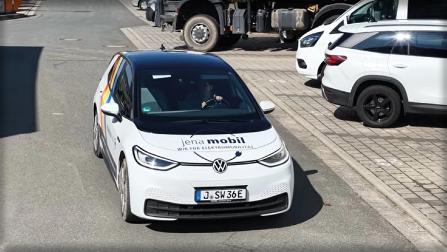 ein mit den Stadtwerke-Farben gekennzeichnetes E-Auto auf dem Betriebsgelände der Stadtwerke